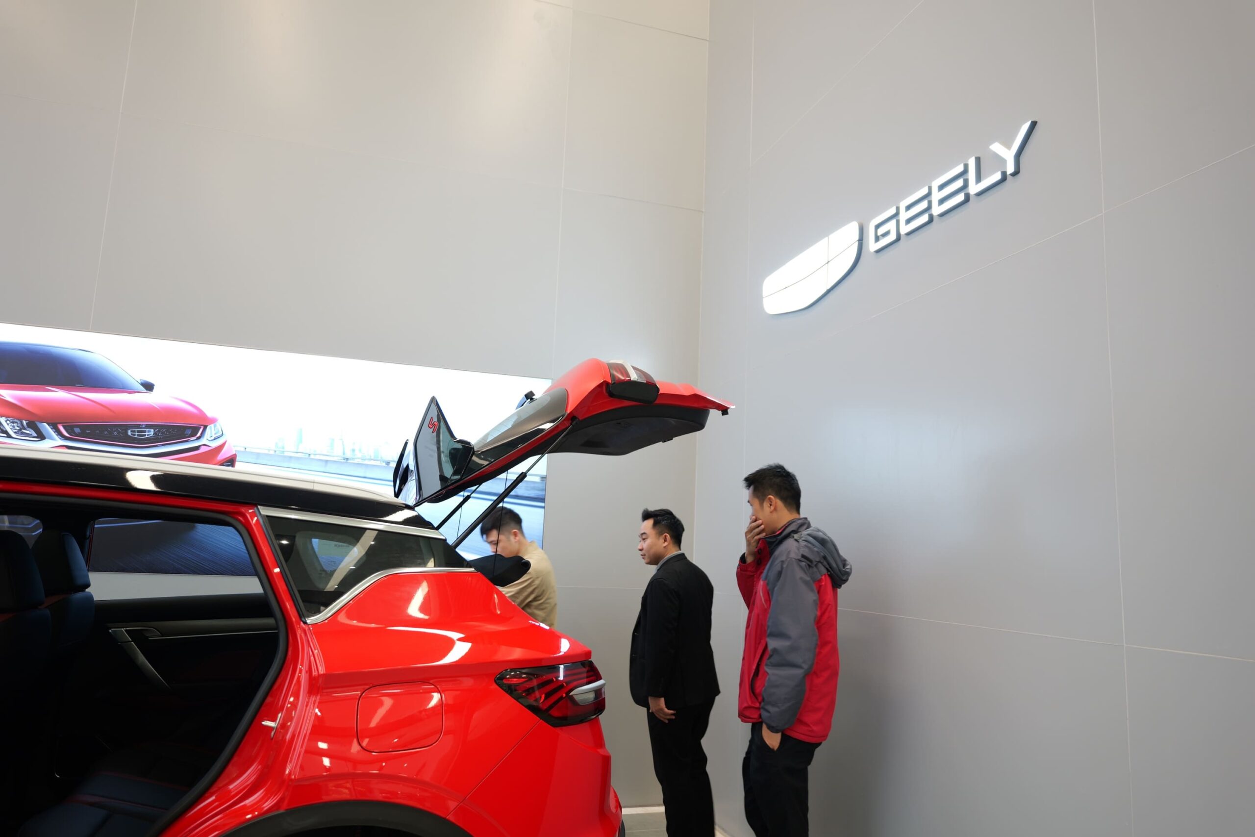 Đội ngũ Geely Phạm Văn Đồng hỗ trợ khách hàng nhiệt tình
