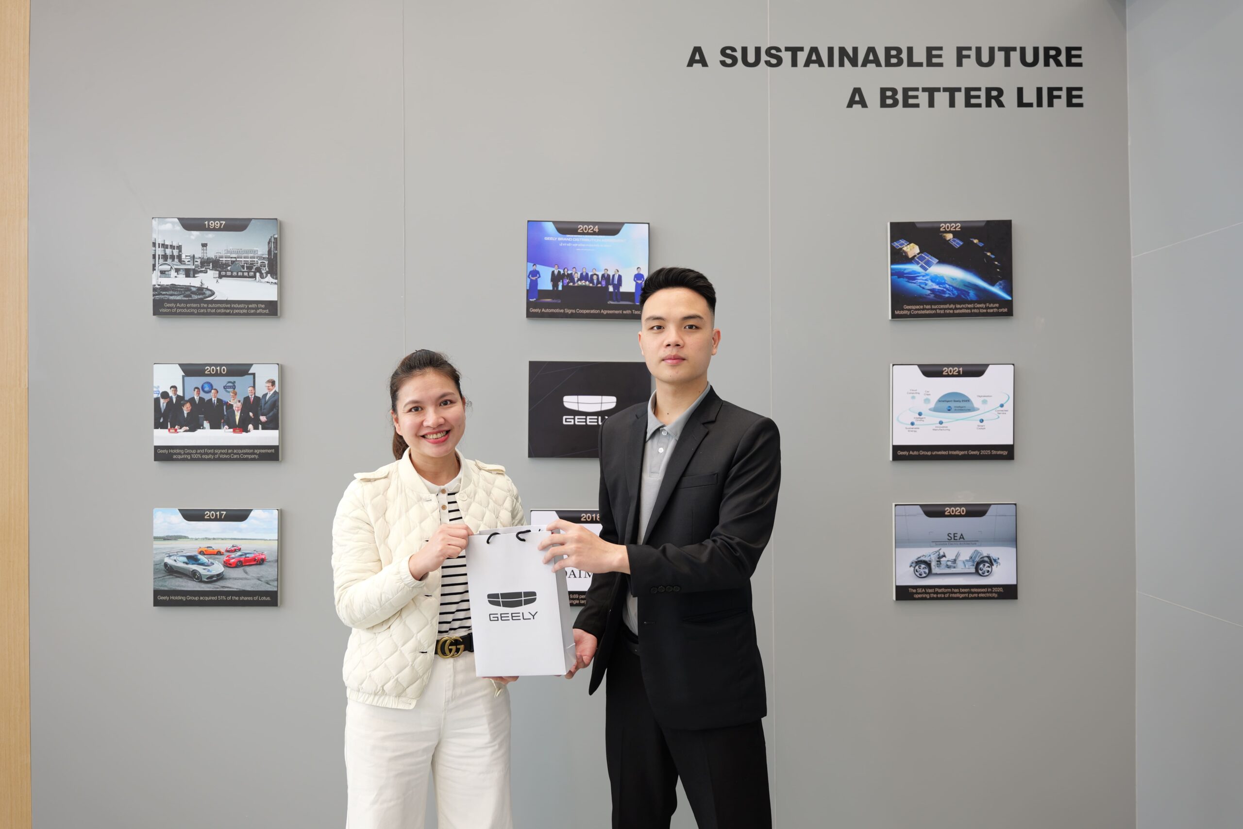 Những món quà độc quyền Geely Phạm Văn Đồng tri ân khách hàng